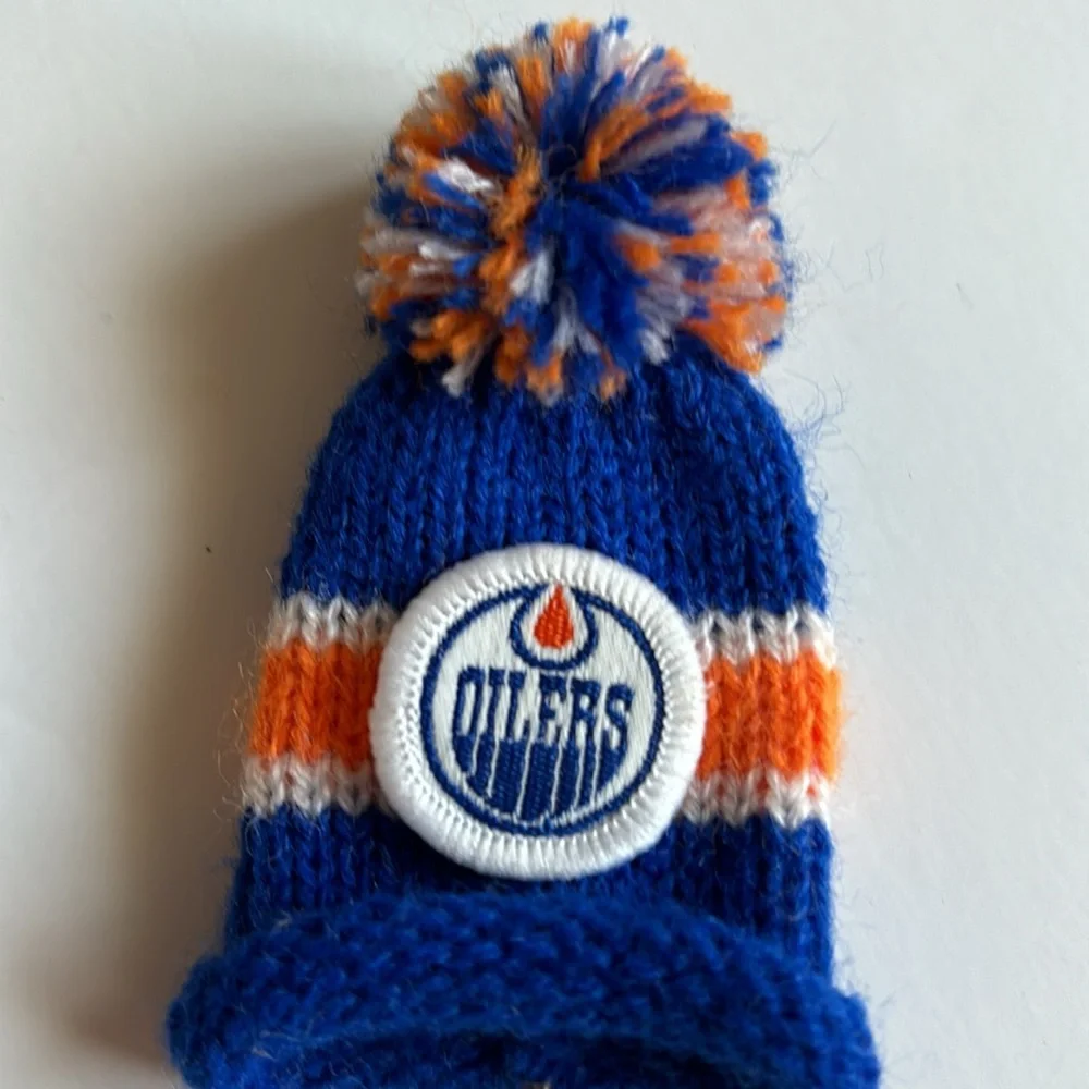 Oilers Vintage Pins and Badges, Edmonton Oilers Vintage Hat Toque Pin VTg